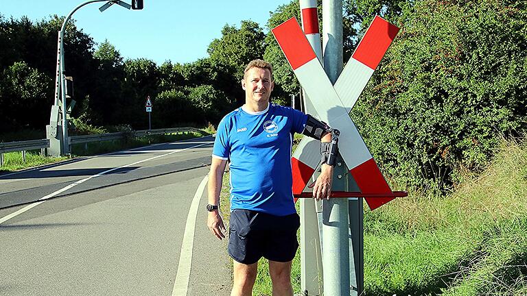 Berthold Schor muss derzeit eine Armschiene tragen. Grund für seinen Unfall war der Winkel, in dem Gleise und Straße am Bahnübergang an der Hetschingsmühle bei Ebern aufeinandertreffen.