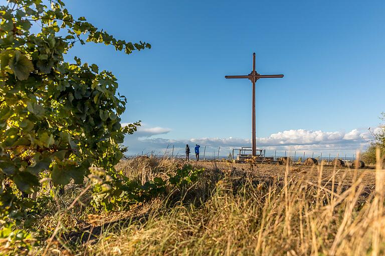 Am Bergkreuz auf dem Tannenberg: Das Kreuz wurde zur Erinnerung an die Wiedervereinigung Deutschlands errichtet.