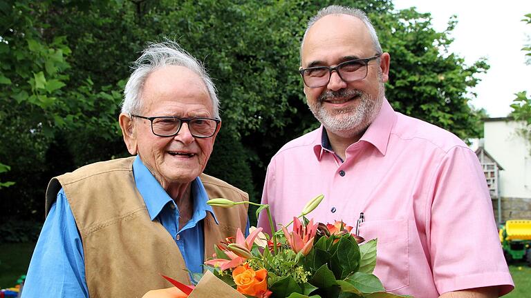 An seinem 90. Geburtstag nahm Adolf Kleinhans aus Stadtschwarzach auch die Glückwünsche von Schwarzachs Bürgermeister Volker Schmitt entgegen.