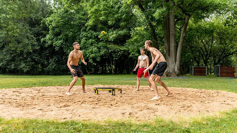 'Roundnet', auch bekannt als 'Spikeball', im Würzburger Ringpark: Wegen der Abnutzung der Grünflächen hat die Stadt spezielle Plätze  für diese Sportart mit Sand aufgefüllt.