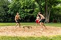 'Roundnet', auch bekannt als 'Spikeball', im Würzburger Ringpark: Wegen der Abnutzung der Grünflächen hat die Stadt spezielle Plätze  für diese Sportart mit Sand aufgefüllt.