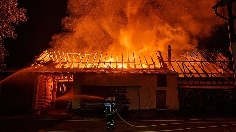 In der Nacht zum Freitag kam es in Salmsdorf (Landkreis Haßberge) zu einem massiven Großbrand, eine Scheune brannte bis auf die Grundmauern nieder.