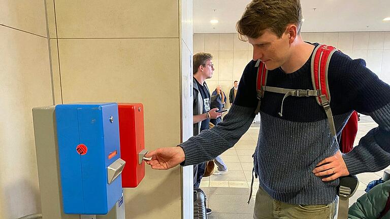 Da kann man seine Fahrkarte so lange reinstecken, wie man will: Der VVM-Fahrkartenentwerter im Gleistunnel des Würzburger Hauptbahnhofs funktioniert seit etwa einem Jahr nicht.