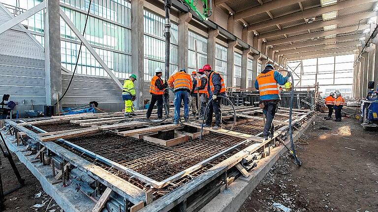 Sechs Meter tief, neun Meter breit und 22 Meter lang ist der Sockel für den Prüfstand, für den 150 Fahrzeuge 12 000 Kubikmeter Beton anlieferten.