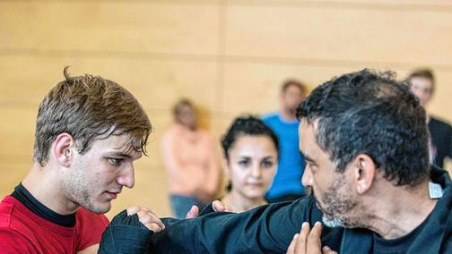 Auch Felix Hartman (links), immerhin amtierender Weltmeister aus Haßfurt, ließ sich bei den Trainingseinheiten mit den Profis noch ein paar Tipps von Mous Bouharrak geben. Auch Felix Hartman (links), immerhin amtierender Weltmeister aus Haßfurt, ließ sich bei den Trainingseinheiten mit den Profis noch ein paar Tipps von Mous Bouharrak geben.