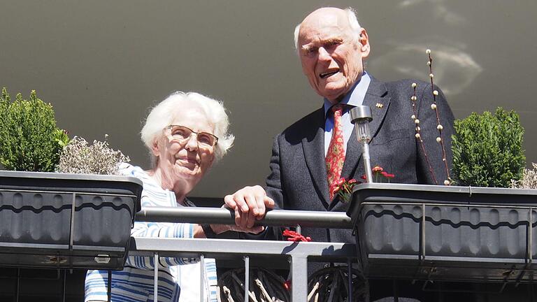 Elisabeth und Winfried Benner blicken auf 60 Ehejahre zurück. Sie begehen die Diamantene Hochzeit am 29. April.  Foto: Bianca Volkert       -  Elisabeth und Winfried Benner blicken auf 60 Ehejahre zurück. Sie begehen die Diamantene Hochzeit am 29. April.  Foto: Bianca Volkert