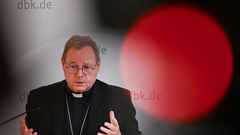 Abschluss Herbstvollversammlung Deutsche Bischofskonferenz.jpeg       -  Georg Bätzing, Bischof von Limburg und Vorsitzender der Deutschen Bischofskonferenz, bei der Abschlusspressekonferenz der Herbst-Vollversammlung der deutschen Bischöfe.