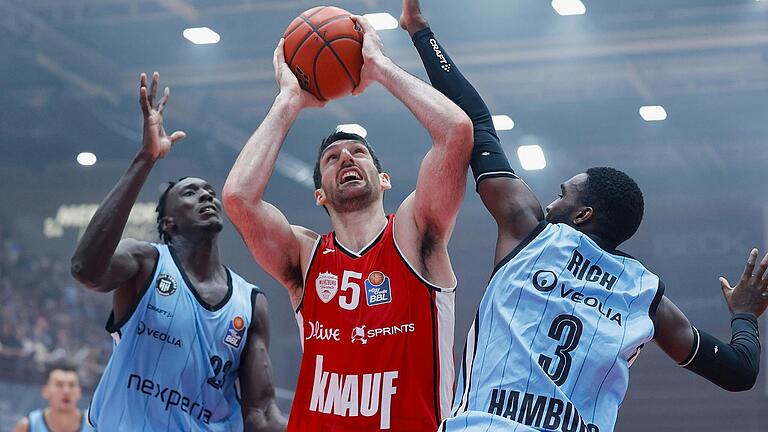 Der Wühler unter dem Korb: Owen Klassen (Mitte) war einer der Garanten für den Sieg der Würzburg Baskets gegen Hamburg.