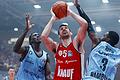 Der Wühler unter dem Korb: Owen Klassen (Mitte) war einer der Garanten für den Sieg der Würzburg Baskets gegen Hamburg.