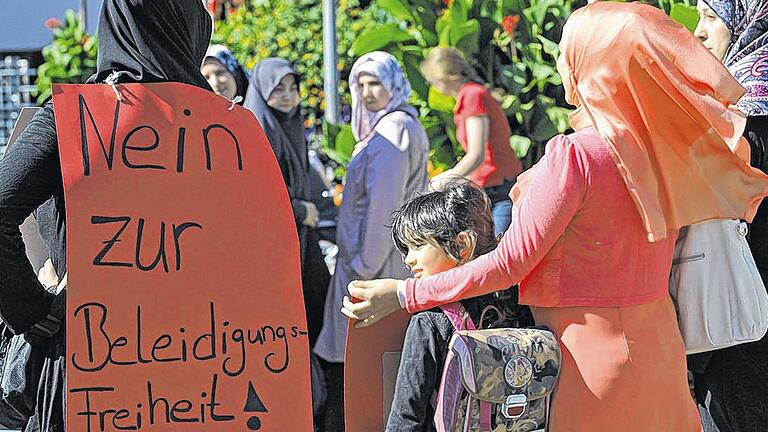 Demonstrantinnen in Freiburg: In deutschen Städten protestierten am Wochenende tausende Muslime gegen das Schmähvideo aus den USA.