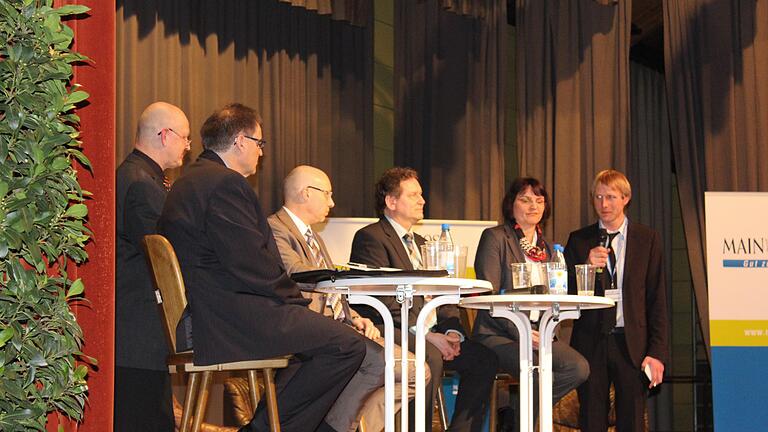 Main-Post-Wahlforum II       -  Beim Wahlforum der Main-Post stellten sich die vier Bürgermeisterkandidaten, Inge Albert, Jürgen Lippert, Georg Ondrasch und Jürgen Stich, den rund 1000 Gemündener Bürgern in der Scherenberghalle vor.