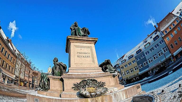 Das Rückert-Denkmal auf dem Schweinfurter Marktplatz