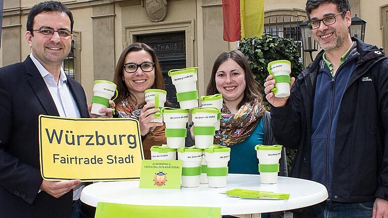 Haben den &bdquo;Coffee-to-go-again&ldquo;-Becher für den Europatag und Würzburg International am kommenden Sonntag ins Leben gerufen: (von links) Stadtbeauftragter André Hahn, Julia Wintzheimer und Sabine Herrmann von Würzburg International und Claudius Stanke vom Fachbereich Umwelt- und Klimaschutz .