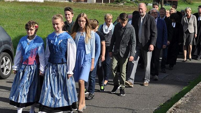 Der Zug vom Betsaal zur Kirche bildete den festlichen Auftakt zur Ordination von Jan Lungfiel am Sonntag in Ermershausen.