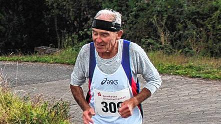 Mit 82 Jahren der älteste Teilnehmer: Alfred Zach bezwingt eine der Steigungen beim 21. Abt-Degen-Lauf.