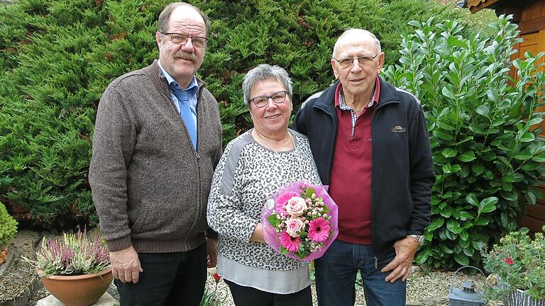 Zum Goldenen Ehejubiläum gratulierte auch Bürgermeister Wolfgang Küber (links) dem Ehepaar Marianne und Peter Wrana.