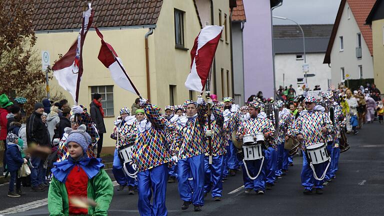 Die fünfte Jahreszeit wird in Unterspiesheim wie schon seit 40 Jahren mit tollen Kostümen, rote Clownsnasen und stimmungsvoller Faschingsmusik gefeiert. Höhepunkt ist der Umzug durch Unterspiesheims Straßen.