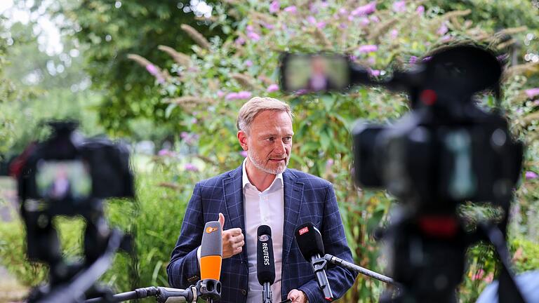 Finanzminister Lindner       -  Finanzminister Lindner sieht Licht und Schatten bei Haushaltskompromiss.