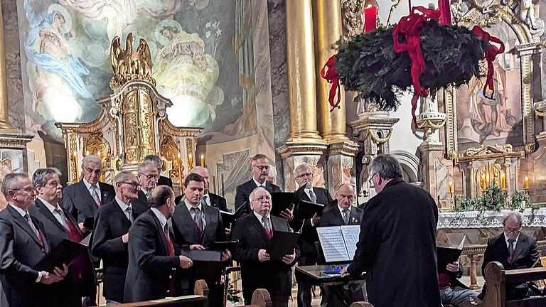 Der MGV Liederhort Ebenhausen lud in die katholische Kirche in Ebenhausen zum Adventssingen ein.       -  Der MGV Liederhort Ebenhausen lud in die katholische Kirche in Ebenhausen zum Adventssingen ein.