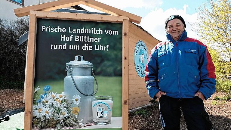 Ein voller Erfolg ist die im Landkreis einzigartiger Milchtankstelle auf dem Hof von Werner Büttner zwischen Oberwaldbehrungen und Oberelsbach. Erst seit einigen Wochen in Betrieb, erfreut sich das Angebot immer größerer Beliebtheit. Ein voller Erfolg ist die im Landkreis einzigartiger Milchtankstelle auf dem Hof von Werner Büttner zwischen Oberwaldbehrungen und Oberelsbach. Erst seit einigen Wochen in Betrieb, erfreut sich das Angebot immer größerer Beliebtheit.
