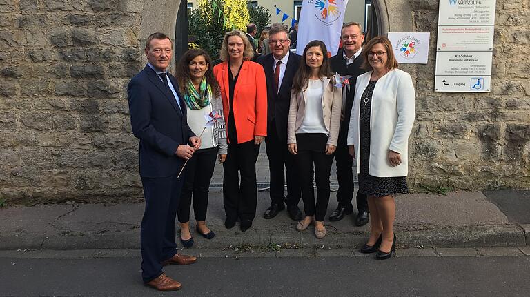 Sie alle kamen zur Eröffnung des neuen Familienstützpunkts in Ochsenfurt (v.l.).: Bürgermeister Peter Juks, Christine Haupt-Kreutzer (stellvertetende Landrätin, Lkr. Würzburg), Bayerns Familienministerin Kerstin Schreyer, SPD-Landtagsabgeordneter Volkmar Halbleib, Franziska Ruppert (Leiterin des Familienstützpunkts), CSU-Landtagsabgeordneter Manfred Ländner und die zweite Bürgermeisterin Rosa Behon.