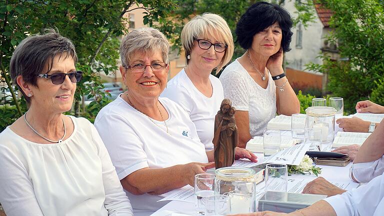 Weil sie bei einer Frauenandacht im Mai Maria, in Form einer kleinen Holzskulptur, in ihre Mitte geholt hatten, gerieten die Frauen des KDFB in ihrer Gemeinde unter heftige Kritik.