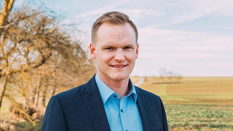 Nico Rogge ist der einzige Kandidat für das Amt des Bürgermeisters in der Großgemeinde Oerlenbach. Dennoch führt der 33-Jährige seinen Wahlkampf mit hoher Motivation. Foto: Stefanie Büttner - Nico Rogge ist der einzige Kandidat für das Amt des Bürgermeisters in der Großgemeinde Oerlenbach. Dennoch führt der 33-Jährige seinen Wahlkampf mit hoher Motivation. Foto: Stefanie Büttner Nico Rogge ist der einzige Kandidat für das Amt des Bürgermeisters in der Großgemeinde Oerlenbach. Dennoch führt der 33-Jährige seinen Wahlkampf mit hoher Motivation. Foto: Stefanie Büttner - Nico Rogge ist der einzige Kandidat für das Amt des Bürgermeisters in der Großgemeinde Oerlenbach. Dennoch führt der 33-Jährige seinen Wahlkampf mit hoher Motivation. Foto: Stefanie Büttner