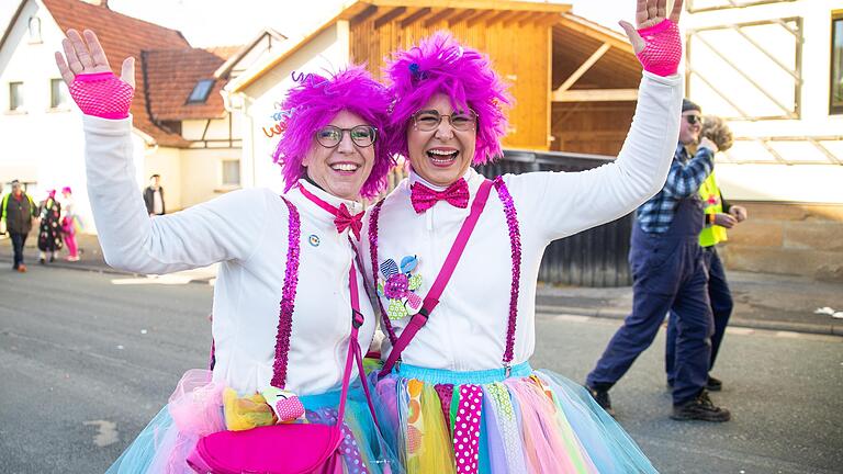 Beim Faschingsumzug in Wargolshausen feiern Groß und Klein ein buntes Fest mit vielen Umzugswagen, Bratwurst und Getränken und den unterschiedlichsten Kostümen.