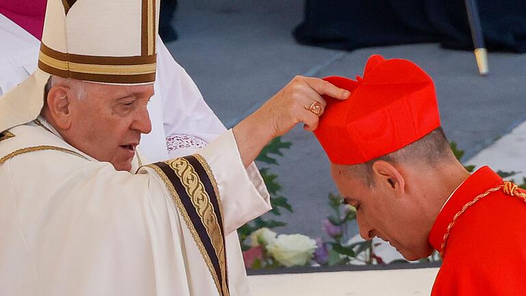 Victor Manuel Fernandez (rechts), neuer Präfekt des Dikasteriums für die Glaubenslehre im Vatikan, bei der Ernennung zum Kardinal durch Papst Franziskus Ende September 2023 auf dem Petersplatz in Rom. Victor Manuel Fernandez (rechts), neuer Präfekt des Dikasteriums für die Glaubenslehre im Vatikan, bei der Ernennung zum Kardinal durch Papst Franziskus Ende September 2023 auf dem Petersplatz in Rom.