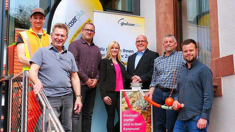 Über schnelles Internet für 1100 Haushalte in Birkenfeld und seinem Ortsteil Billingshausen freuen sich (von links): Bauhofleiter Markus Schreck, Bauhofmitarbeiter Hubert Müller, Christoph Keller (Geschäftsführer der ausführenden Baufirma), Sandra Thierfeldt (Deutsche Telekom), Bürgermeister Achim Müller, Reinhard Hartmann (Breitbandpate der VG Marktheidenfeld) und KBF-Projektleiter Manuel Kienzner.