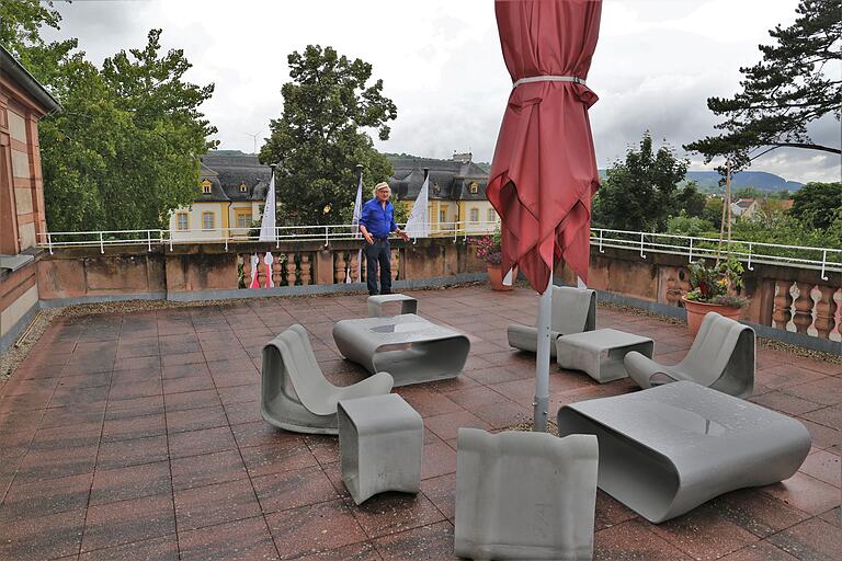 Neue witterungsbeständige Lounge-Möbel  laden auf der Leseterrasse unter dem großen Sonnensegel zum Verweilen mit Blick auf das Hofgarten-Schloss ein. Das Geländer rings um die Terrasse wurde durch eine Absturzsicherung erhöht.