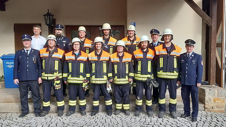 Die Absolventen der Leistungsprüfung „Gruppe im Löscheinsatz“ mit OBM Michael Mühfeld (links), Bürgermeister Michael Kraus (Zweiter von links), KBM Peter Weiß (rechts) und KBI Thomas Graumann (Dritter von rechts).