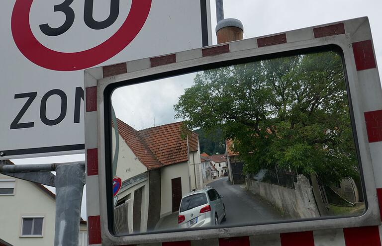 Eine Verkehrsführung durch die älteren Siedlungsgebiete in Gleisenau und Ebelsbach zum Herrenwald hinaus hält das Bürgerbegehren für unzumutbar - unter anderem wegen der Gefahren an Engstellen wie hier in der Gleisenauer Kirchstraße.