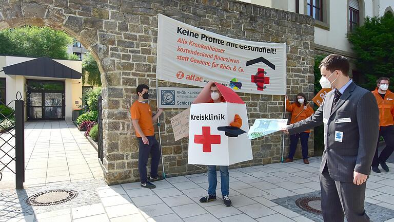 Begleitet von Protesten der Attac-Bewegung vor der Konzernzentrale in Bad Neustadt ging es am Mittwoch bei der Hauptversammlung der Rhön-Klinikum AG vor allem um deren wirtschaftliche Lage.