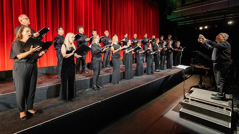 24 Sängerinnen und Sänger präsentieren an fünf Abenden in der Blauen Halle Hits aus Lied, Musical, Operette und Oper.