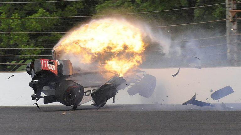 Horror-Unfall       -  Der französische Rennfahrer Sebastien Bourdais hatte in Indianapolis einen schweren Unfall. Foto: Greg Huey