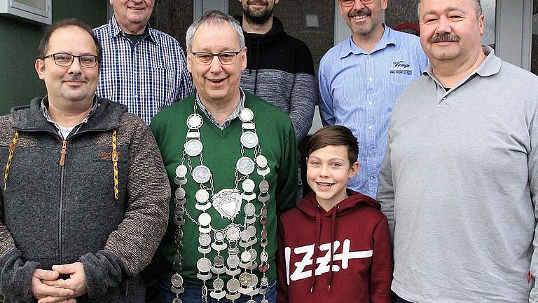 Neuwahlen und Ehrungen beim Schwarzacher Sportangelverein: Im Bild (vorne von links) Neu-Vorsitzender Christian Greim, Anglerkönig Bernhard Vollhals, Jugendanglerkönig André Meuser, stellvertretender Vorsitzender Richard Lurz, (hinten von links) Walter Link (24 Jahre Vorsitzender), Schriftführer Martin Grimm und Kassier Markus Hein.