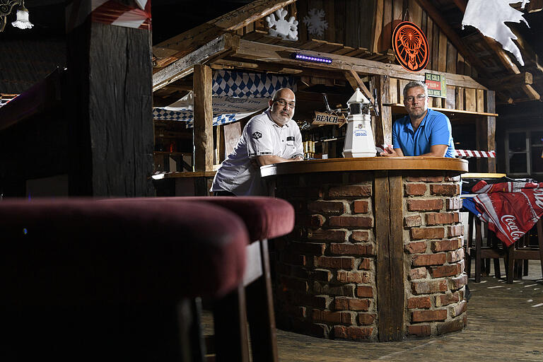 Partystadl Pinocchio, Bad Neustadt an der Saale„Wir haben seit 5 Monaten keine Einnahmen“, sagt Dirk Mehling, 47. Zusammen mit Frank Dumor, 54, sitzt er an der Bar des Partystadl Pinocchio in  Bad Neustadt an der Saale.&nbsp;