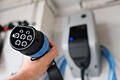 Strom_Drosselung_Bundesnetzagentur_Wallbox.jpg       -  Energieversorger dürfen ab Januar 2024 den Strom in bestimmten Fällen dimmen, wenn eine Überlastung des Netzes droht. Was Verbraucher diesbezüglich wissen müssen.