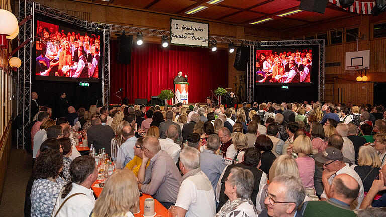 Politiker-Derbläggn in der Rhön am 09.03.2024 in Burglauer. Auf der Bühne Fredi Breunig.