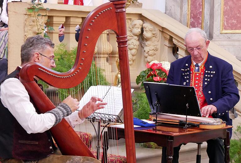 Das Duo 'Saitenmusik Rhau-Parente' verzauberte beim Fränkischen Mariensingen mit seinen leisen Tönen und schönen Melodien. Das Duo 'Saitenmusik Rhau-Parente' verzauberte beim Fränkischen Mariensingen mit seinen leisen Tönen und schönen Melodien.