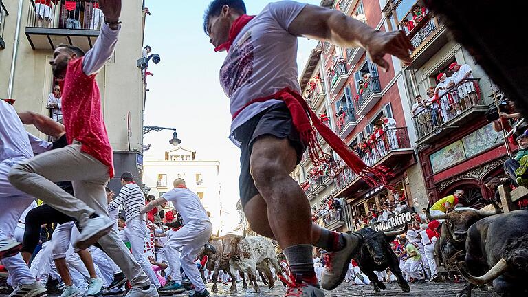 Sanfermín-Fest in Pamplona - Das richtige Schuwerk kann bei der Stierhatz über Tod und Leben entscheiden. Fest am Fuß und rutschfest sollte es sein. Sanfermín-Fest in Pamplona - Das richtige Schuwerk kann bei der Stierhatz über Tod und Leben entscheiden. Fest am Fuß und rutschfest sollte es sein.