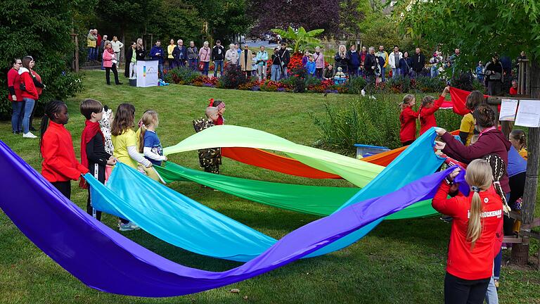 Tanz-Flashmob im Siebener-Park Bad Brückenau. - Mit großen Tüchern in den Farben des Regenbogens eröffneten die Kleinsten den Tanz-Flashmob. Tanz-Flashmob im Siebener-Park Bad Brückenau. - Mit großen Tüchern in den Farben des Regenbogens eröffneten die Kleinsten den Tanz-Flashmob.