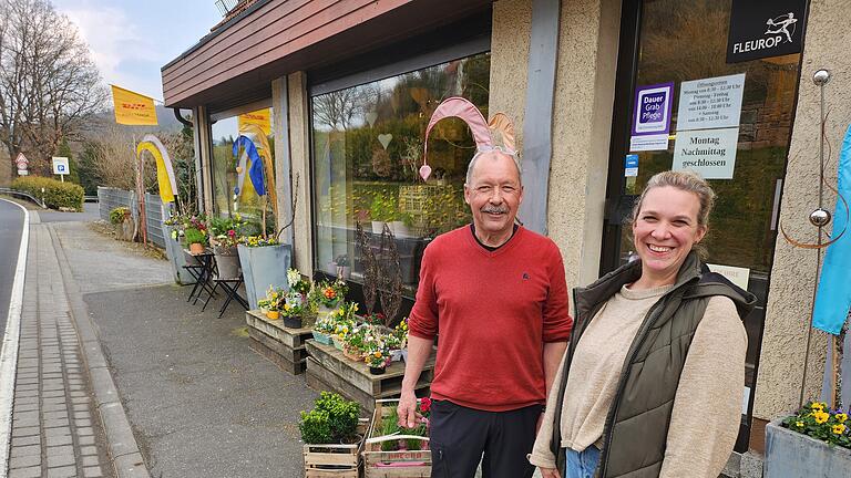 Blumen Schäfer in Premich - Blumen Schäfer in Premich verkleinert sich: Thomas und Tochter Lisa Schäfer vor dem Geschäft in Premich, das einst die Großmutter des Firmenchefs gründete. Blumen Schäfer in Premich - Blumen Schäfer in Premich verkleinert sich: Thomas und Tochter Lisa Schäfer vor dem Geschäft in Premich, das einst die Großmutter des Firmenchefs gründete.