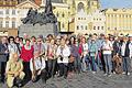 Besuch in der goldenen Stadt       -  (reds)   Die Exkursion der Volkshochschule Lohr-Gemünden führte in die Goldene Stadt Prag. Die böhmische Metropole mit einer beeindruckenden Fülle an historischen Bauwerken und reichen Kunstschätzen gilt als eine der schönsten Städte Europas. Die dreitägige Studienreise unter der Leitung von Gerhard Köhler brachte den 40 Teilnehmern viel Wissenswertes aus der wechselvollen, mit der deutschen eng verwobenen Geschichte nahe. Kaiser Karl IV. hatte Prag zur Hauptstadt des Heiligen Römischen Reiches Deutscher Nation gemacht und 1348 dort die erste deutsche Universität gegründet. Der kulturelle Reichtum entfaltete sich durch das nicht immer spannungsfreie, doch fruchtbare Zusammenleben der deutschen, tschechischen und jüdischen Bewohner. Erst im 20. Jahrhundert setzten der Holocaust und die Vertreibung der deutschen Bevölkerung der Stadt als Schnittstelle der europäischen Kulturen ein Ende. Geblieben sind die steinernen Zeugen dieses ein Jahrtausend währenden multikulturellen Zusammenwirkens. Einen Höhepunkt der Besichtigungstour bildete der Altstädter Ring, das zum Unesco-Weltkulturerbe erklärte Zentrum der Altstadt mit Hausfassaden aus nahezu allen Stilepochen, die nach umfassender Restaurierung in frischem Glanz erstrahlen. Nicht minder begeisterte die Teilnehmer der Hradschin, das Burgviertel über der Stadt. Den krönenden Abschluss der Studienreise bildete der Besuch des Prämonstratenserklosters Strahov. Die Hauptattraktion des Klosters, das die Teilnehmer im Rahmen einer Sonderführung besichtigen konnten, war der philosophische Saal der in Böhmen bedeutendsten Bibliothek. Das Foto zeigt die Reisegruppe vor dem Denkmal des Reformers Jan Hus am Altstadter Ring.Foto: Vhs