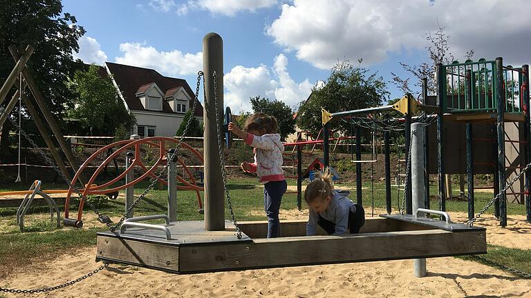 Einen Besuch wert ist der Spielplatz in Untersambach. Kleine Kapitäne finden das schwebende Boot über dem Sandkasten toll.
