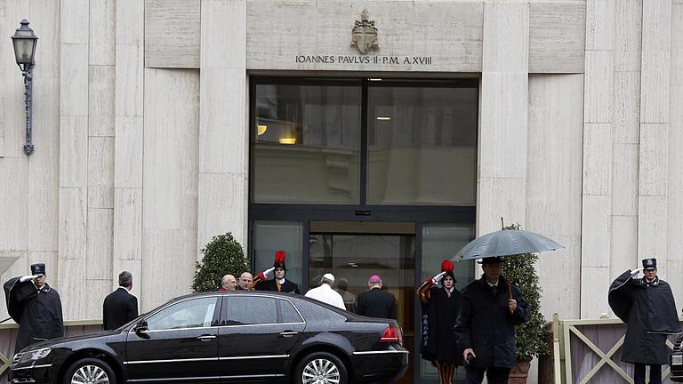Pope Francis enters Vatican hotel Casa Santa Marta       -  Vatikan-Gästehaus Santa Marta