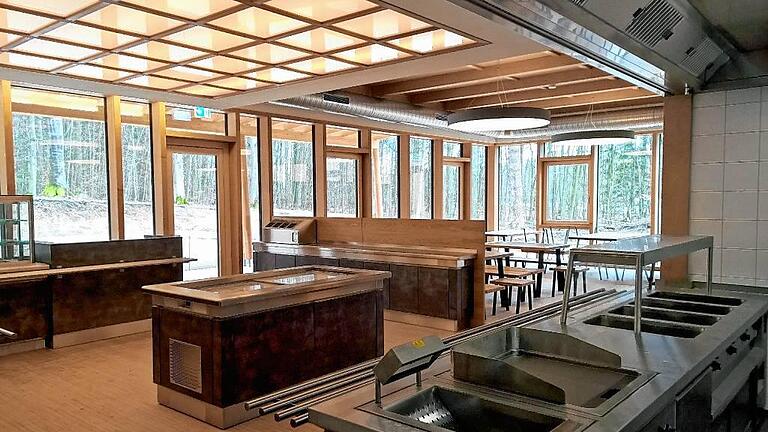 In Kürze übernimmt das Personal der Schweinfurter Lebenshilfe-Tochter MSI das Kommando in der Gaststätte des Baumwipfelpfades bei Ebrach. Damit unterstützten die Bayerischen Staatsforsten die gleichberechtigte Teilhabe von Menschen mit und ohne Behinderung am Arbeitsleben. In Kürze übernimmt das Personal der Schweinfurter Lebenshilfe-Tochter MSI das Kommando in der Gaststätte des Baumwipfelpfades bei Ebrach. Damit unterstützten die Bayerischen Staatsforsten die gleichberechtigte Teilhabe von Menschen mit und ohne Behinderung am Arbeitsleben.