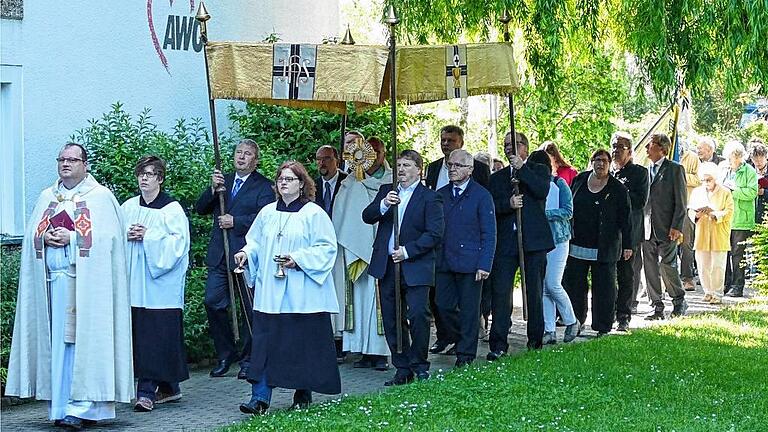 Gläubige zogen durch die Stadt - Nach der Messfeier in der Kirche St. Vinzenz führten Vikar Jürgen Thaumüller und Diakon Lorenz Kleinschnitz mit der Monstranz knapp 200 Gläubige durch die Siedlung. Gläubige zogen durch die Stadt - Nach der Messfeier in der Kirche St. Vinzenz führten Vikar Jürgen Thaumüller und Diakon Lorenz Kleinschnitz mit der Monstranz knapp 200 Gläubige durch die Siedlung.