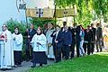 Gläubige zogen durch die Stadt       -  Nach der Messfeier in der Kirche St. Vinzenz führten Vikar Jürgen Thaumüller und Diakon Lorenz Kleinschnitz mit der Monstranz knapp 200 Gläubige durch die Siedlung.